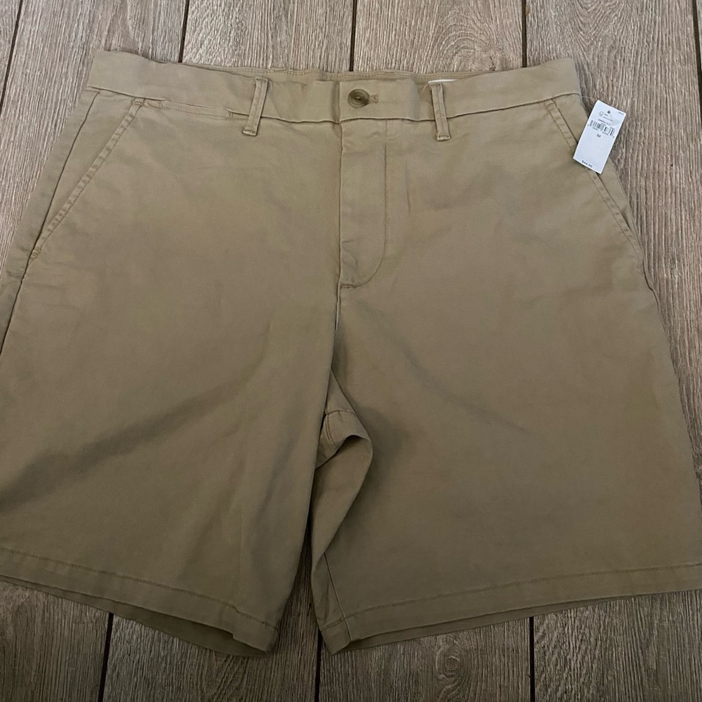 Men’s Gap shorts Tan size 33 waist “8 NWT